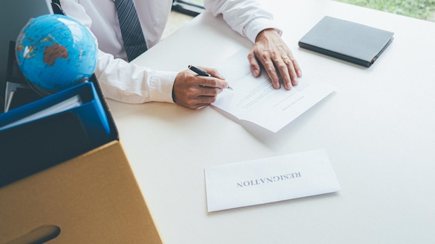 Foto triste uomo d'affari licenziato seduto fuori dall'ufficio dopo aver perso il lavoro