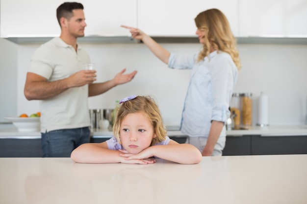 Photo sad girl against arguing parents