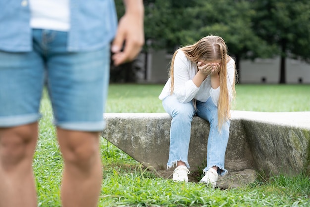 別れた後に泣く悲しい少女