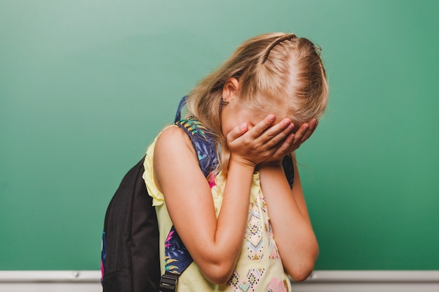 Foto ragazza triste nascondendo il viso