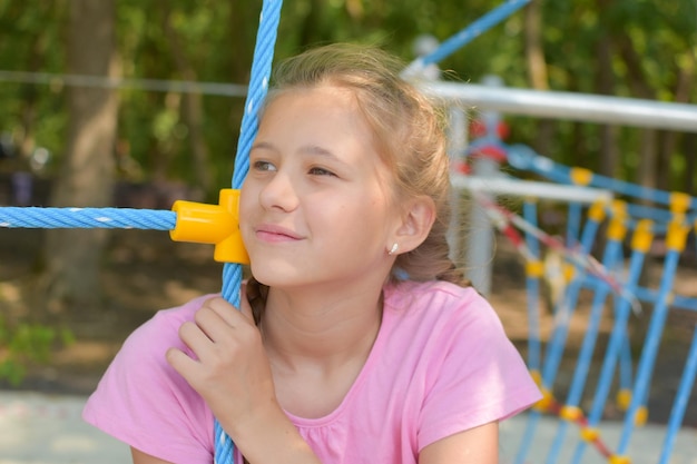 Ragazza triste al parco giochi il bambino triste è diventato solitudine premurosa