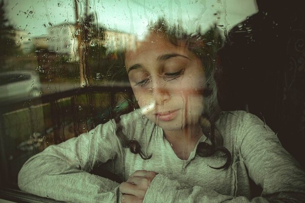 Photo sad girl at the window