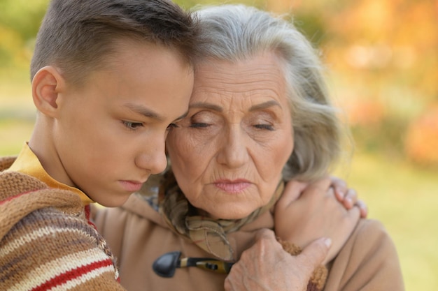 Photo sad grandmother with grandson