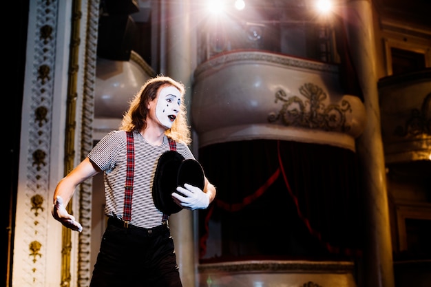 Photo sad male mime artist rehearsing in the auditorium