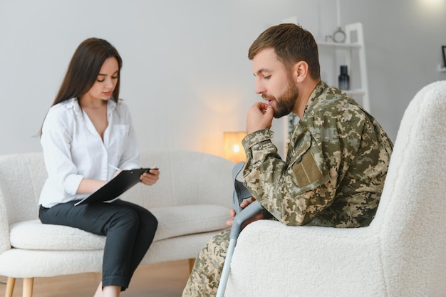 Foto soldato triste in appuntamento con uno psicologo in ufficio