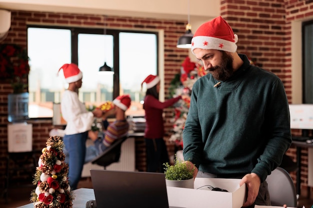 悲しい男がクリスマスイブに解雇される