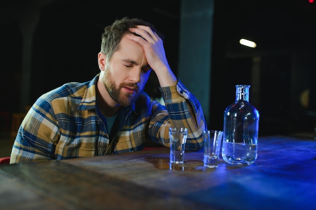 Photo sad man sitting at bar counter alcohol addiction