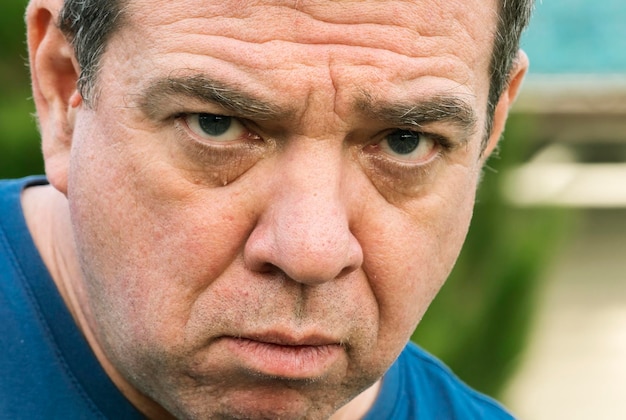 Photo sad mature man in the park close-up portrait