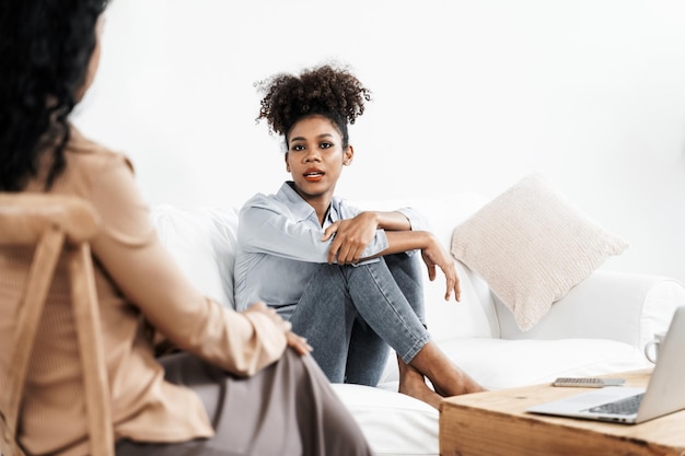 Photo sad ptsd woman patient in crucial therapy for mental health with psychologist depression or grief after life failure frustrated trauma young woman talking to a psychologist about emotion in clinic