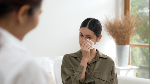 写真 生き生きとした心理学者によるメンタルヘルスの治療を受けている悲しいptsd女性患者