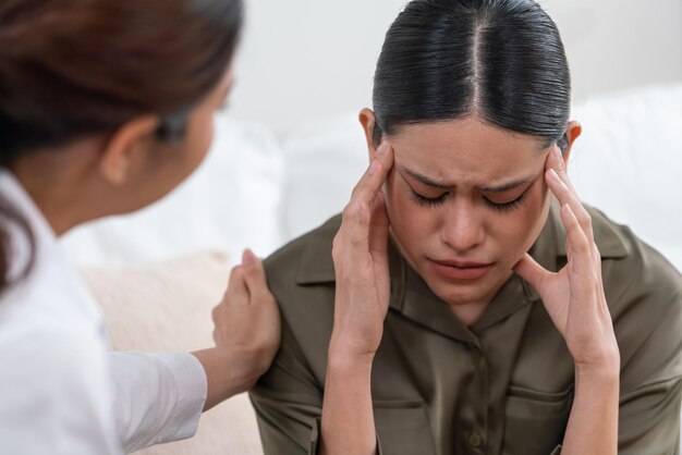 사진 슬픈 ptsd 여성 환자는 심리학자와 함께 정신 건강을 위한 최후의 치료를 받고 있습니다.