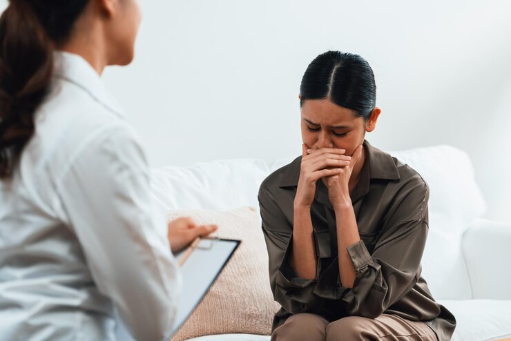 Photo sad ptsd woman patient in uttermost therapy for mental health with psychologist