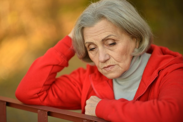 Donna anziana triste nel parco