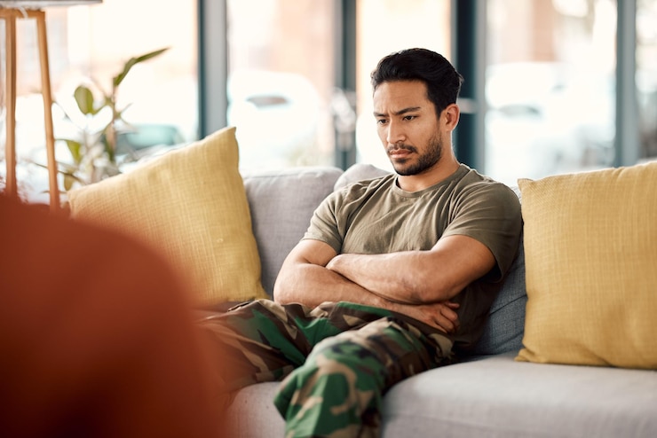 Photo sad therapy and a military man with a psychologist for counselling depression and psychology young army veteran or soldier person with a therapist for mental health consultation or help