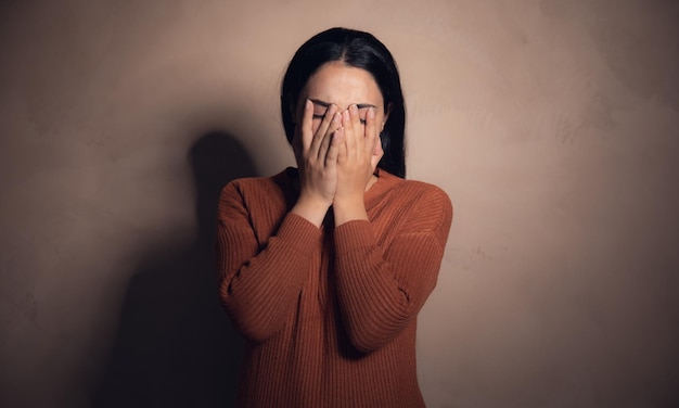 写真 悲しい疲れた若い女性