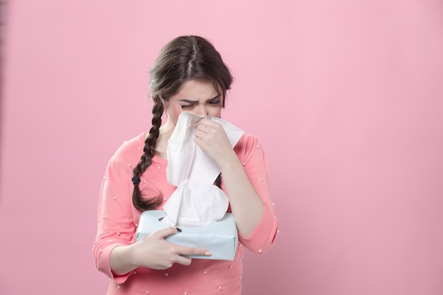 Photo sad woman blowing her nose in napkins