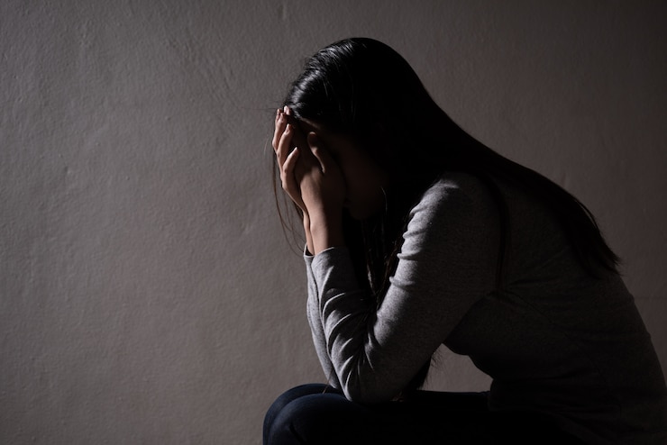 Photo sad woman close her face and cry. sad woman sitting alone in a dark room.