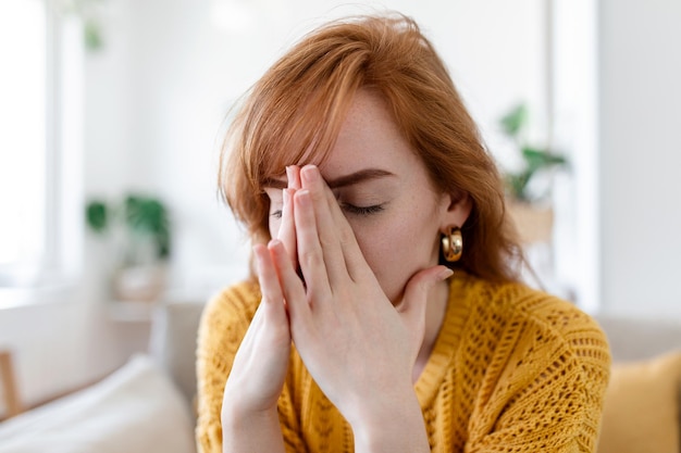 La donna triste si sente infelice, disperata, sedersi sul divano, guardare fuori dalla finestra, pensare ai problemi personali non vede una via d'uscita dalla difficile situazione di vita rompere il crepacuore concetto di ragazza tradita