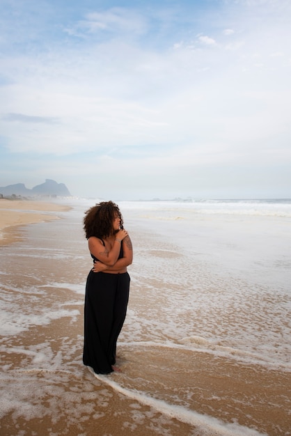 Photo sad woman near sea