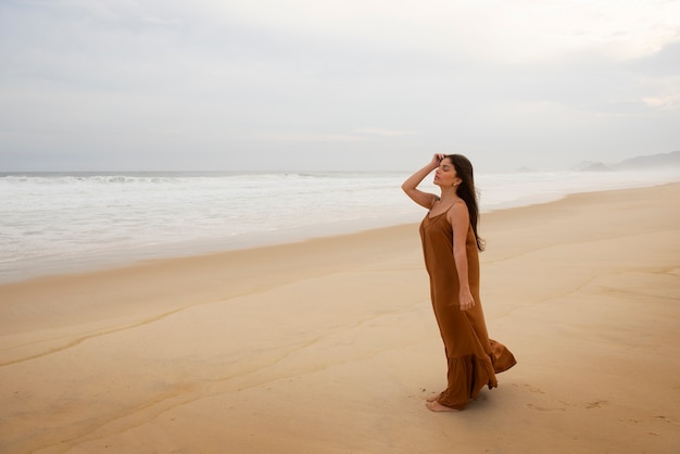 Photo sad woman near sea