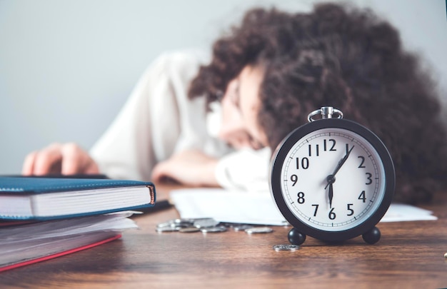 Photo sad woman in office desk