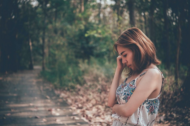 Photo sad woman sitting on the bench in the park vintage styleshe passed the story lot worsethailand people heartbreak concept