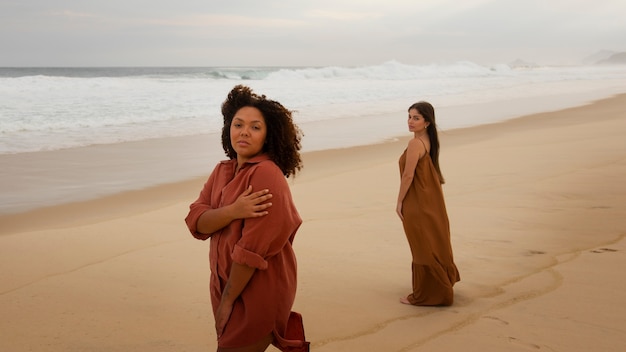 Photo sad women near sea