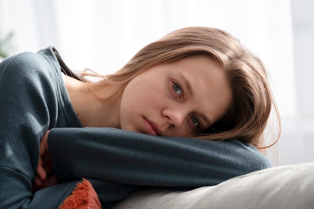 Photo sad young woman at home