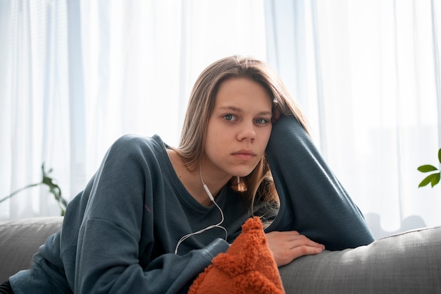 Photo sad young woman at home