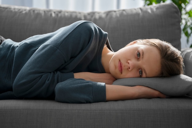 Photo sad young woman at home