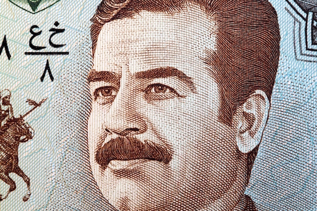 サダム・フセインのクローズアップ肖像画イラクの貨幣から