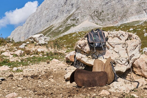 Foto il posto di lavoro temporaneo di saddler all'aperto in montagna durante la stagione estiva del pascolo nei pascoli dell'altopiano nel caucaso, russia