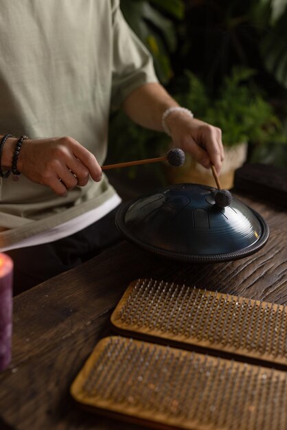 사진 손톱 남자와 sadhu 보드 요가 보드 손톱 요가 개념으로 보드에 서