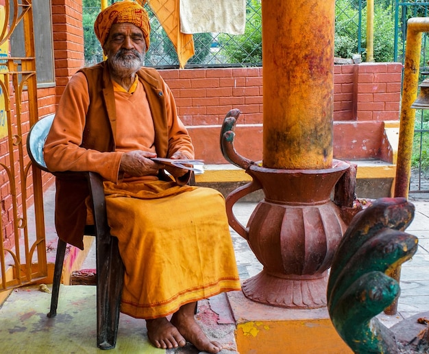 Foto sadhu met gesloten ogen zit in de tempel.