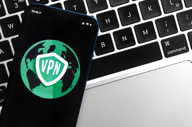 Концепция безопасного доступа в Интернет с VPN на смартфоне Анонимный и безопасный Интернет на мобильном телефоне Рабочий стол с технологией ноутбука фоновое фото