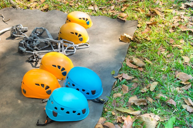 Foto cinture di sicurezza con carabina e casco. attrezzatura da corsa a ostacoli per attività all'aperto e sport.