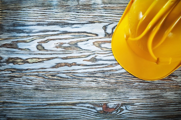 Foto casco da costruzione di sicurezza su tavola di legno vintage