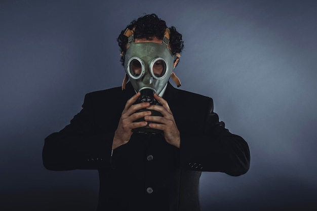 Foto sicurezza, uomo d'affari con maschera a gas, concetto di business pericoloso per l'ambiente o per la società