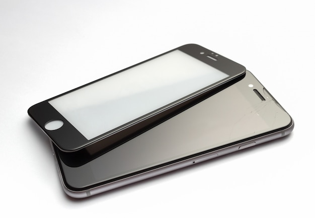 Защитное стекло для смартфона с разбитым экраном