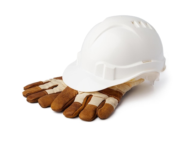 Защитная каска и рабочие перчатки, изолированные на белом фоне