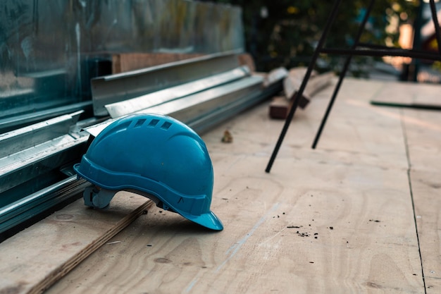 Casco di sicurezza in un cantiere abbandonato