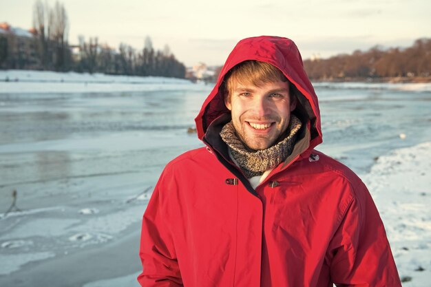 写真 安全対策 極地探検家 冬の男性服 冬の衣装 氷の釣りは冬の伝統 暖かいジャケット 透明な固い氷の背景 極地の探検 冬の目的地