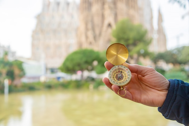 Sagrada Familia Barcelona met een kompas in de hand. Selectieve aandacht.
