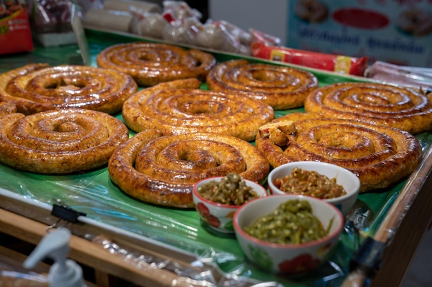 Sai Aua Pittige worst uit Noord-Thailand is een beroemde traditionele lokale worst gekookt met curry en kruiden die in de winkel ligt en klaar is voor verkoop