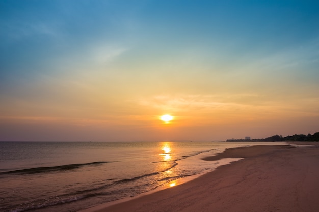 Photo sai thong beach with sunset, rayong, thailand