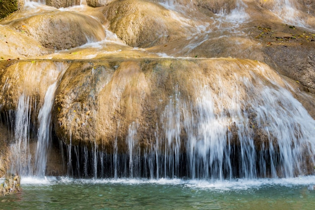 Sai Yok-waterval in het bos in Kanchanaburi, Thailand.