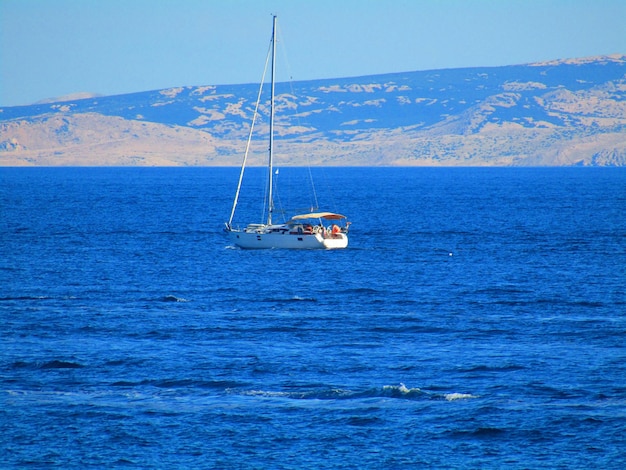 Парусная лодка в Адриатическом море вдоль побережья острова Раб