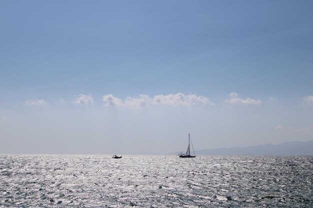 Photo sailboat on a beautiful lanscape