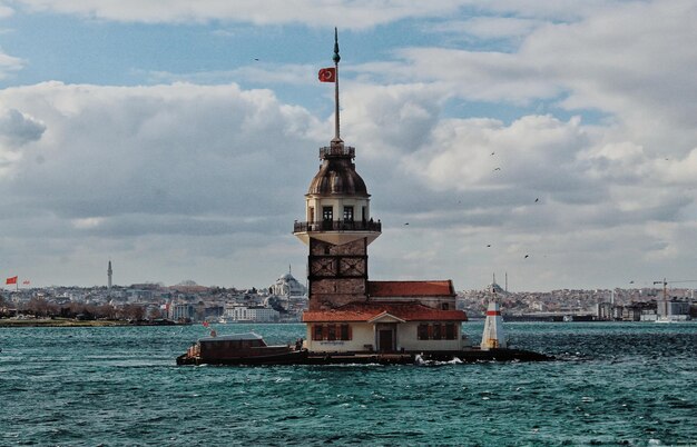 Photo sailboat by sea against sky in city