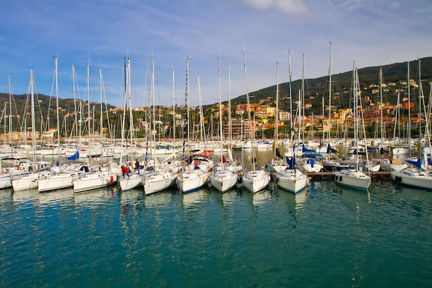 Photo sailboat in the harbor